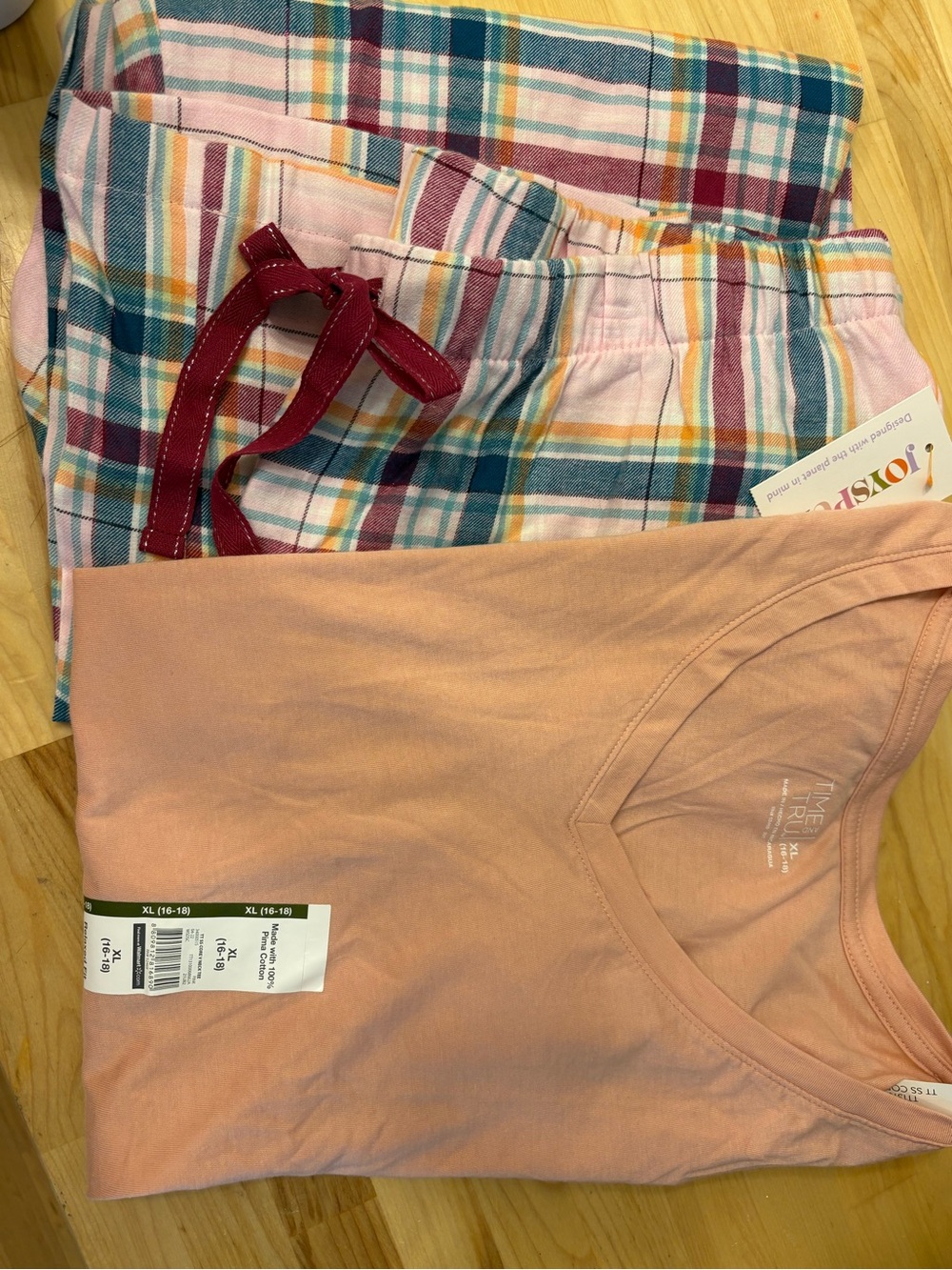 Woman’s XL Short-Sleeve Pajama Set with Plaid Bottoms - Picture 10 of 10